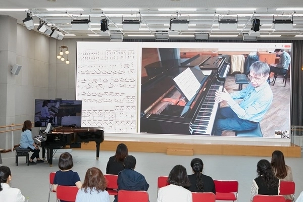지난 디스클라비어 클래스에서 헝가리 리스트 음악원의 원격 지도를 받는 서울사이버대 피아노과 학생들 모습