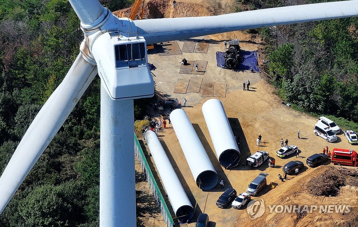 12일 경북 영덕군 영덕읍 창포리 풍력발전단지에서 지난 3월 작업자 3명이 숨진 화재와 관련해 관계 당국이 합동 감식에 나서고 있다. 연합뉴스