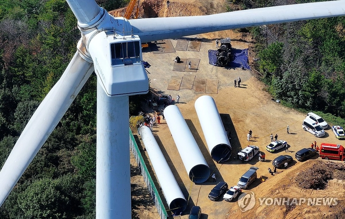12일 경북 영덕군 영덕읍 창포리 풍력발전단지에서 지난 3월 작업자 3명이 숨진 화재와 관련해 관계 당국이 합동 감식에 나서고 있다. 연합뉴스