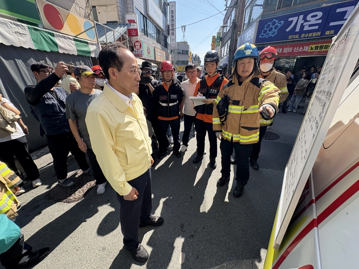 건물 천장 마감재 붕괴사고 브리핑 듣는 추경호 대구시장