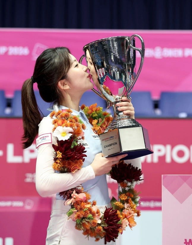 우승 트로피에 입맞춤하는 정수빈. PBA 제공