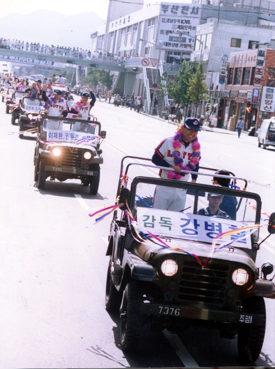 1992년 정규시즌 3위로 포스트시즌에 오른 롯데 선수단이 삼성, 해태, 빙그레를 연파하고 한국시리즈를 제패한 뒤 부산 시내에서 카퍼레이드를 펼치고 있다.     스포츠서울DB