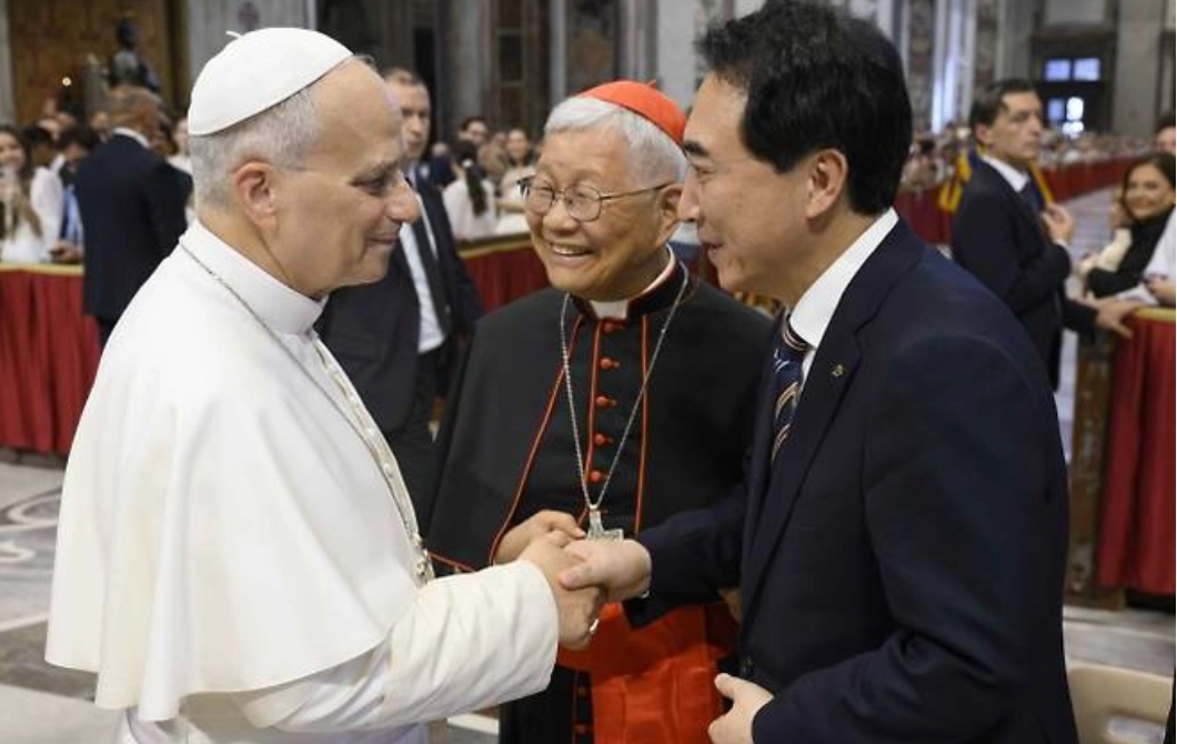 박수현(오른쪽) 충남지사가 8월 26일(현지시간) 이탈리아 로마 성 베드로 대성당에서 교황 레오 14세를 알현하고 있다. 가운데는 유흥식 추기경. 서울신문DB