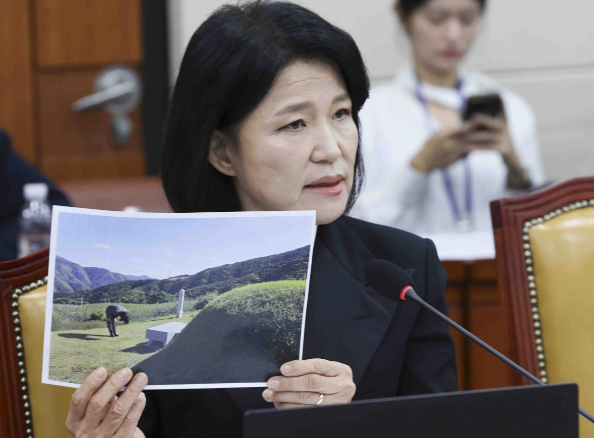 이재명 대통령 부모 묘역 사진 들어보이는 이진숙 의원