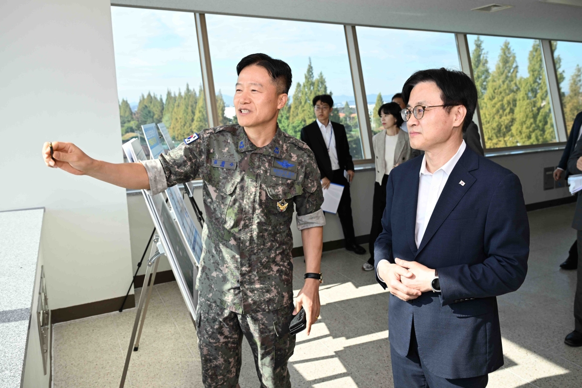 김정관 산업통상부 장관이 12일 광주 군공항 부지를 방문, ‘서남권 반도체 클러스터’ 조성 여건을 점검하고 있다. 전남광주통합특별시 제공
