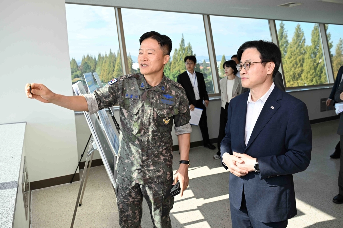김정관 산업통상부 장관이 12일 광주 군공항 부지를 방문, ‘서남권 반도체 클러스터’ 조성 여건을 점검하고 있다. 전남광주통합특별시 제공