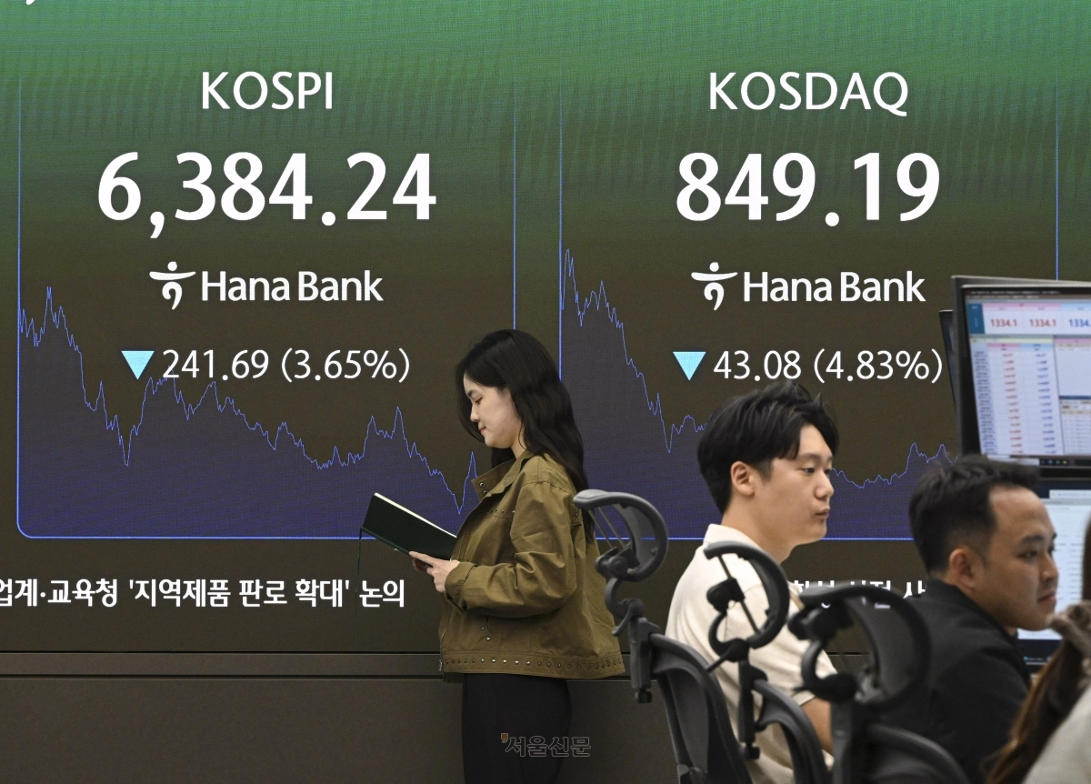 12일 서울 중구 하나은행 본점 딜링룸에 종가가 표시돼 있다. 이날 코스피는 전장 대비 241.69(3.65%) 하락한 6384.24에, 코스닥은 43.08(4.83%) 하락한 849.19에 거래를 마쳤다. 2026.10.12 이지훈 기자