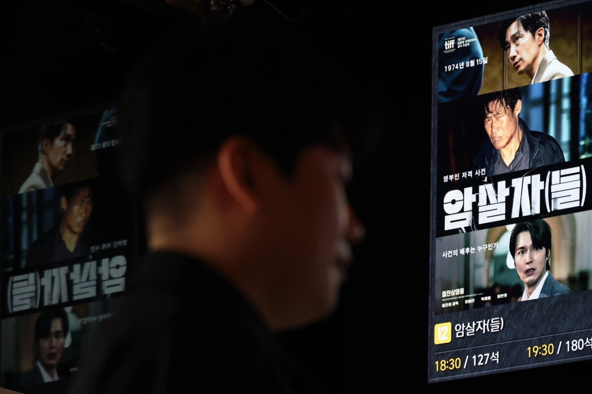11일 서울 시내의 한 영화관에 ‘암살자(들)’ 홍보물이 걸려 있다. 육영수 여사 피격 사건을 다룬 영화의 누적 관객 수는 12일 300만명 돌파했다.