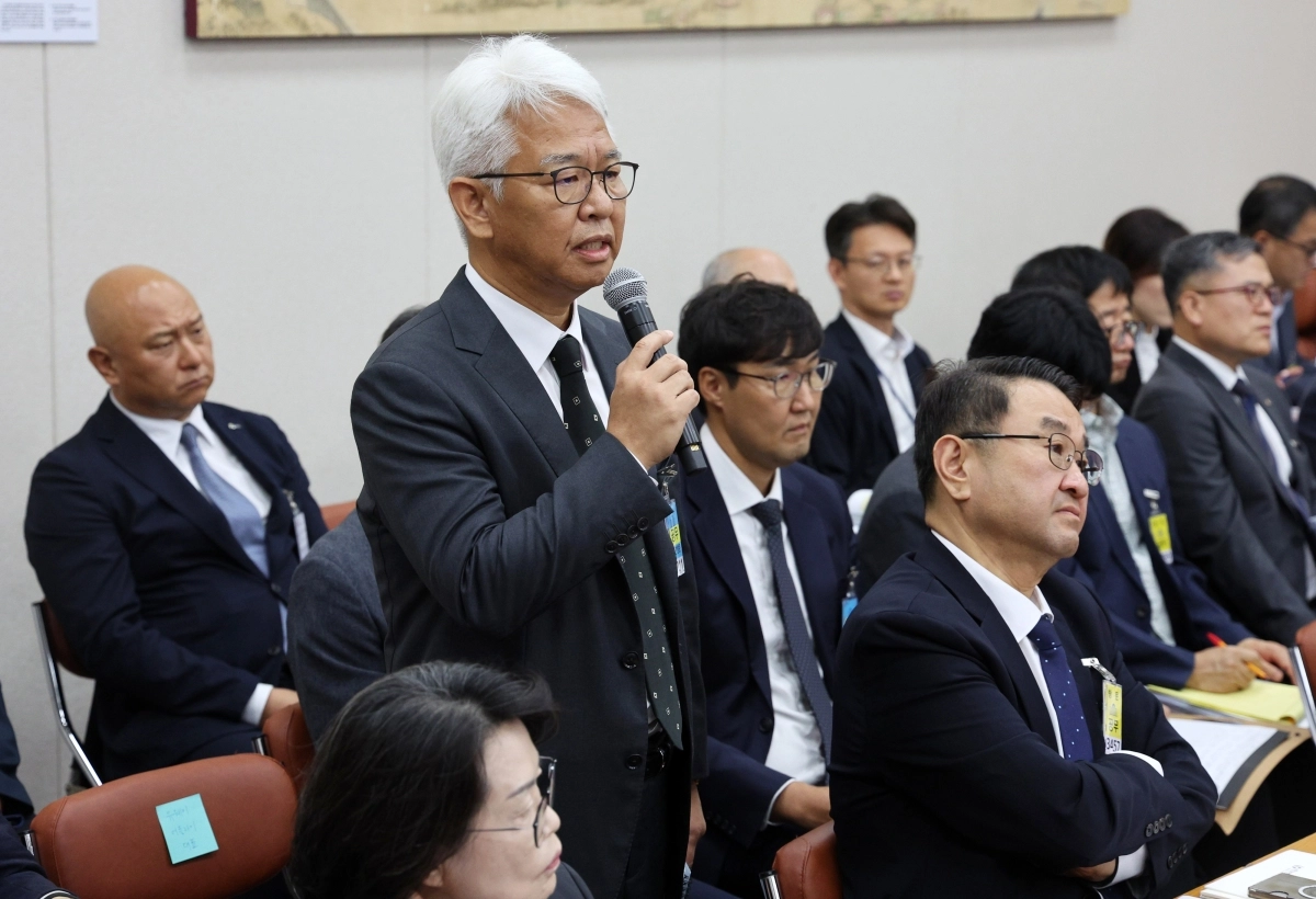 성윤석 유웨이어플라이 대표가 12일 서울 여의도 국회에서 열린 교육위원회 국정감사(한국학중앙연구원 등)에서 증인으로 출석해 질의에 답변하고 있다. 2026.10.12. 뉴시스