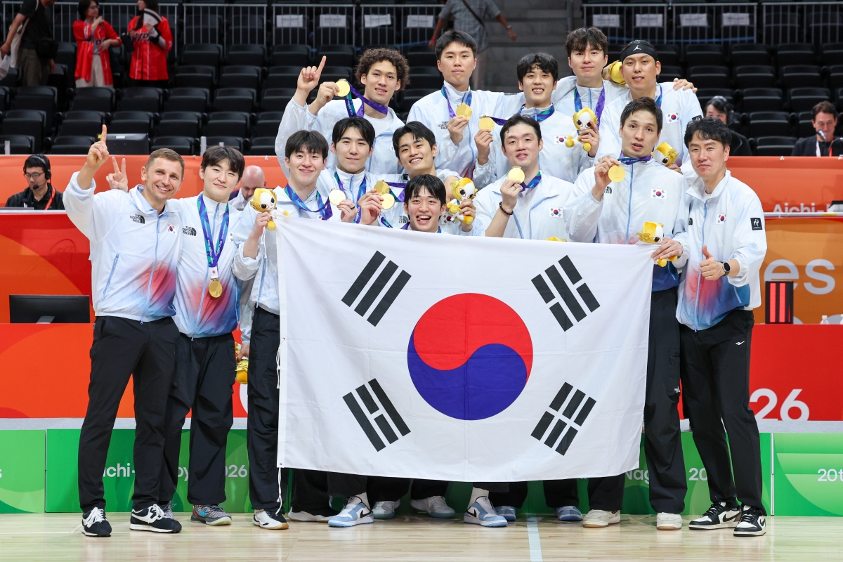 남자농구 대표팀 선수들이 20일 일본 나고야 아이치 인터내셔널 아레나에서 열린 2026 아이치·나고야아시안게임 남자농구 결승전에서 일본을 꺾고 우승을 차지한 뒤 금메달과 태극기를 들고 기념 촬영을 하고 있다. 2026.9.20 나고야 뉴스1