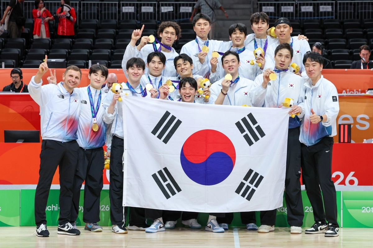 남자농구 대표팀 선수들이 20일 일본 나고야 아이치 인터내셔널 아레나에서 열린 2026 아이치·나고야아시안게임 남자농구 결승전에서 일본을 꺾고 우승을 차지한 뒤 금메달과 태극기를 들고 기념 촬영을 하고 있다. 2026.9.20 나고야 뉴스1