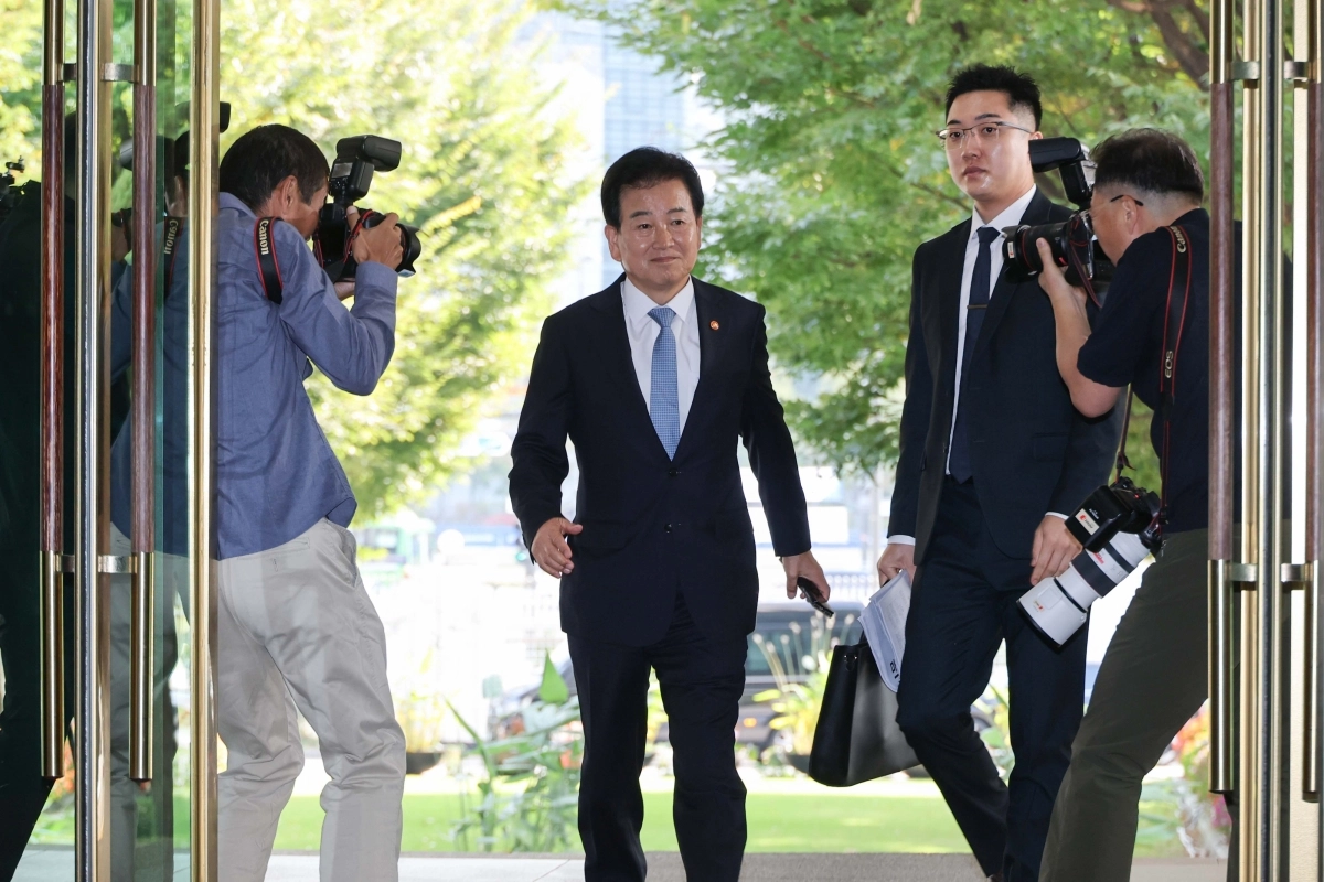 정동영 통일부 장관이 12일 정부서울청사로 출근하고 있다. 정 장관은 이날 기자간담회에서 “한미동맹은 이상이 없다”고 밝혔다. 연합뉴스