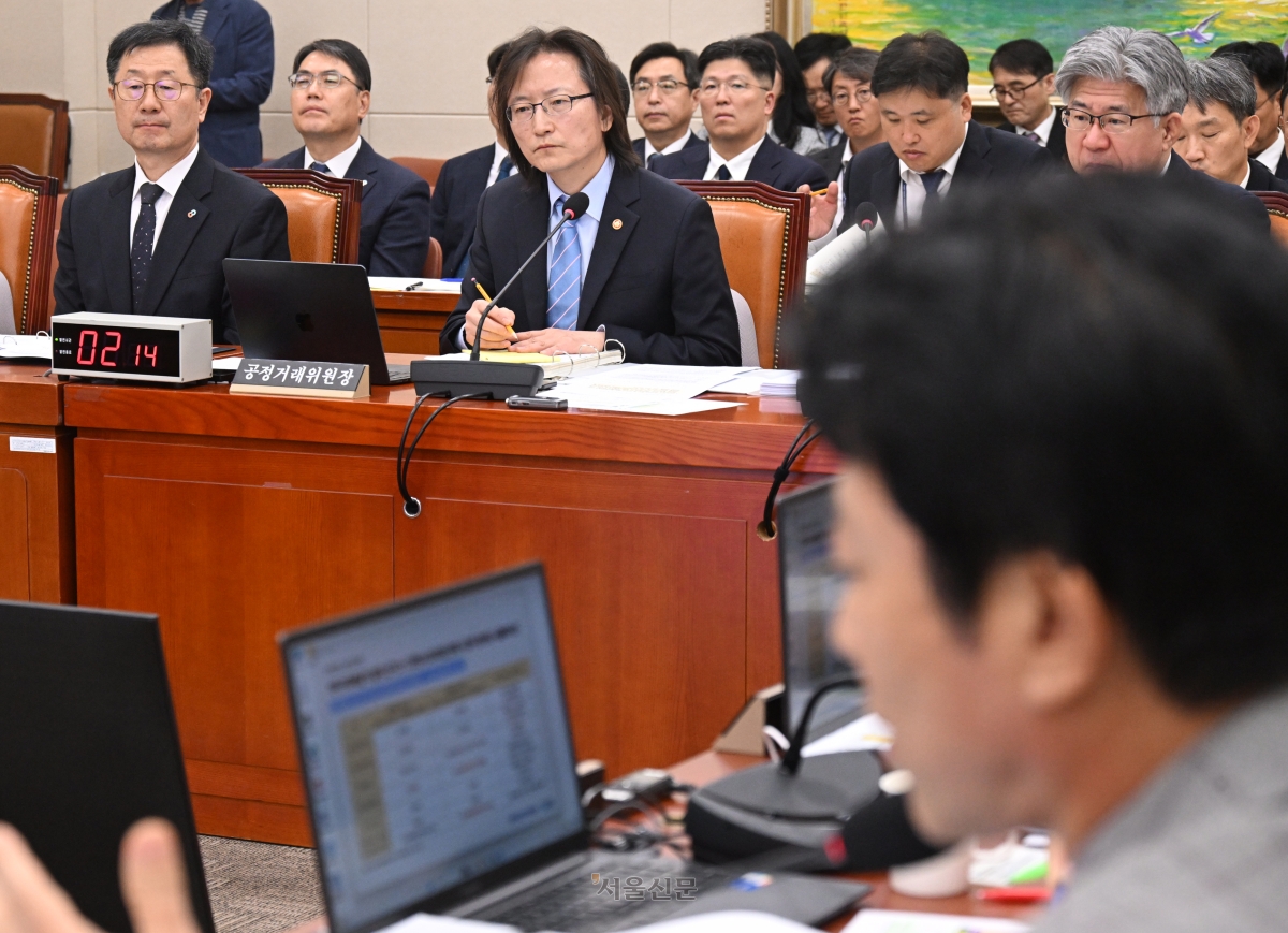 주병기 공정거래위원장이 12일 국회 정무위원회의 국정감사에서 의원들의 질의에 답변하고 있다. 주 위원장 왼쪽은 윤수현 한국소비자원장, 오른쪽은 남동일 공정위 부위원장. 안주영 전문기자