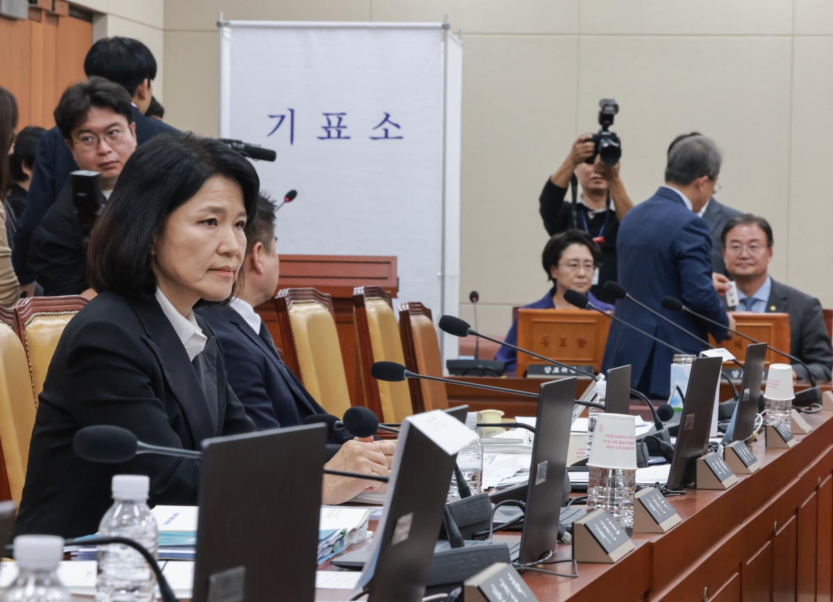 국민의힘 이진숙 의원이 12일 국회에서 열린 과학기술정보방송통신위원회에서 본인을 방송미디어통신위원회 국정감사에서 배제하는 무기명 투표진행을 굳은 표정으로 지켜보고 있다. 전 방통위 위원장이었던 이 의원에 대해 범여권 과방위원들은 이해충돌을 이유로 방미통위 국감 제척의 건을 무기명 투표로 진행해 총12표 중 찬성 12표로 통과시켰다. 국민의힘은 이 투표에 불참했다. 연합뉴스