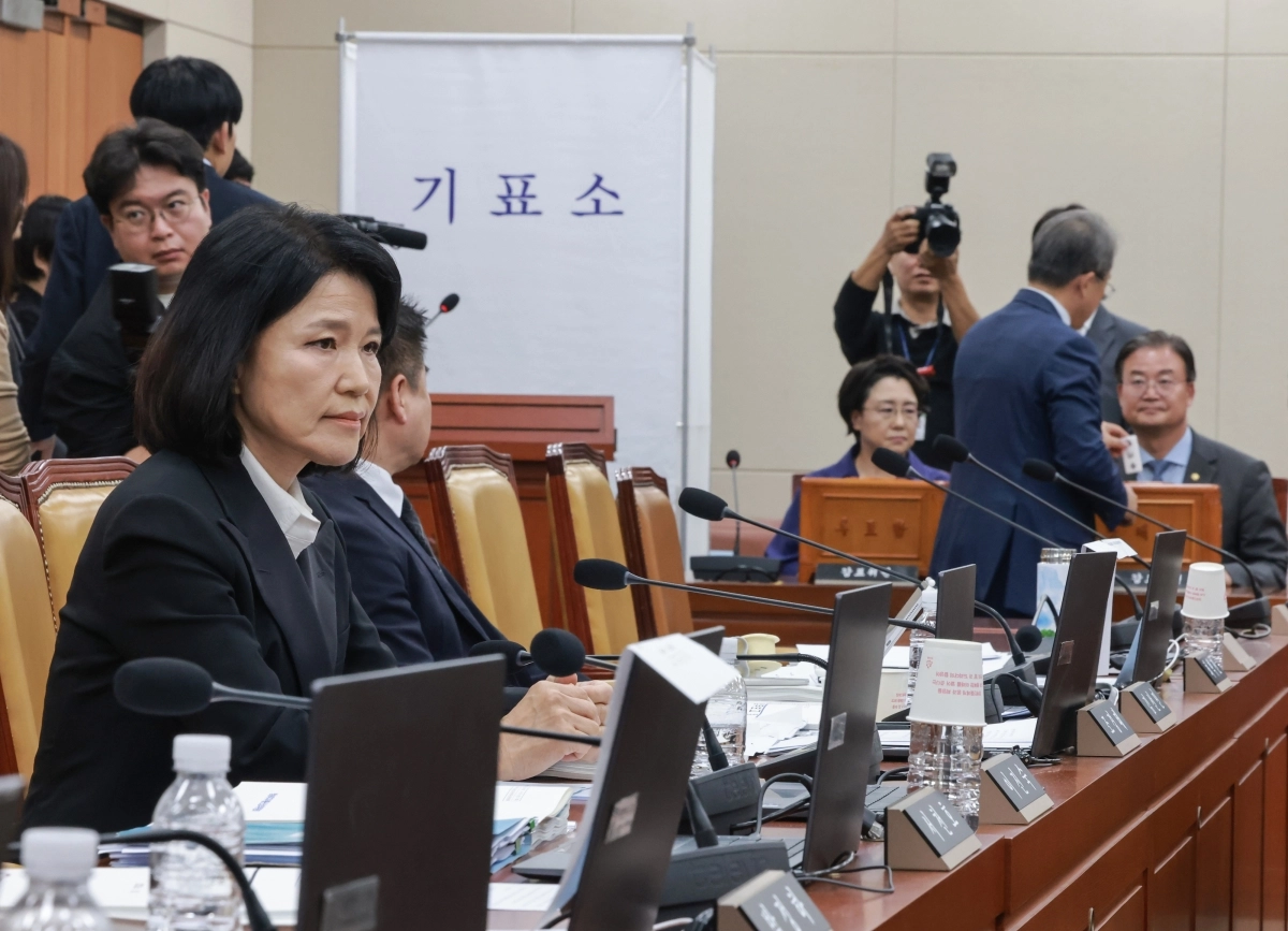 국민의힘 이진숙 의원이 12일 국회에서 열린 과학기술정보방송통신위원회에서 본인을 방송미디어통신위원회 국정감사에서 배제하는 무기명 투표진행을 굳은 표정으로 지켜보고 있다. 전 방통위 위원장이었던 이 의원에 대해 범여권 과방위원들은 이해충돌을 이유로 방미통위 국감 제척의 건을 무기명 투표로 진행해 총12표 중 찬성 12표로 통과시켰다. 국민의힘은 이 투표에 불참했다. 연합뉴스
