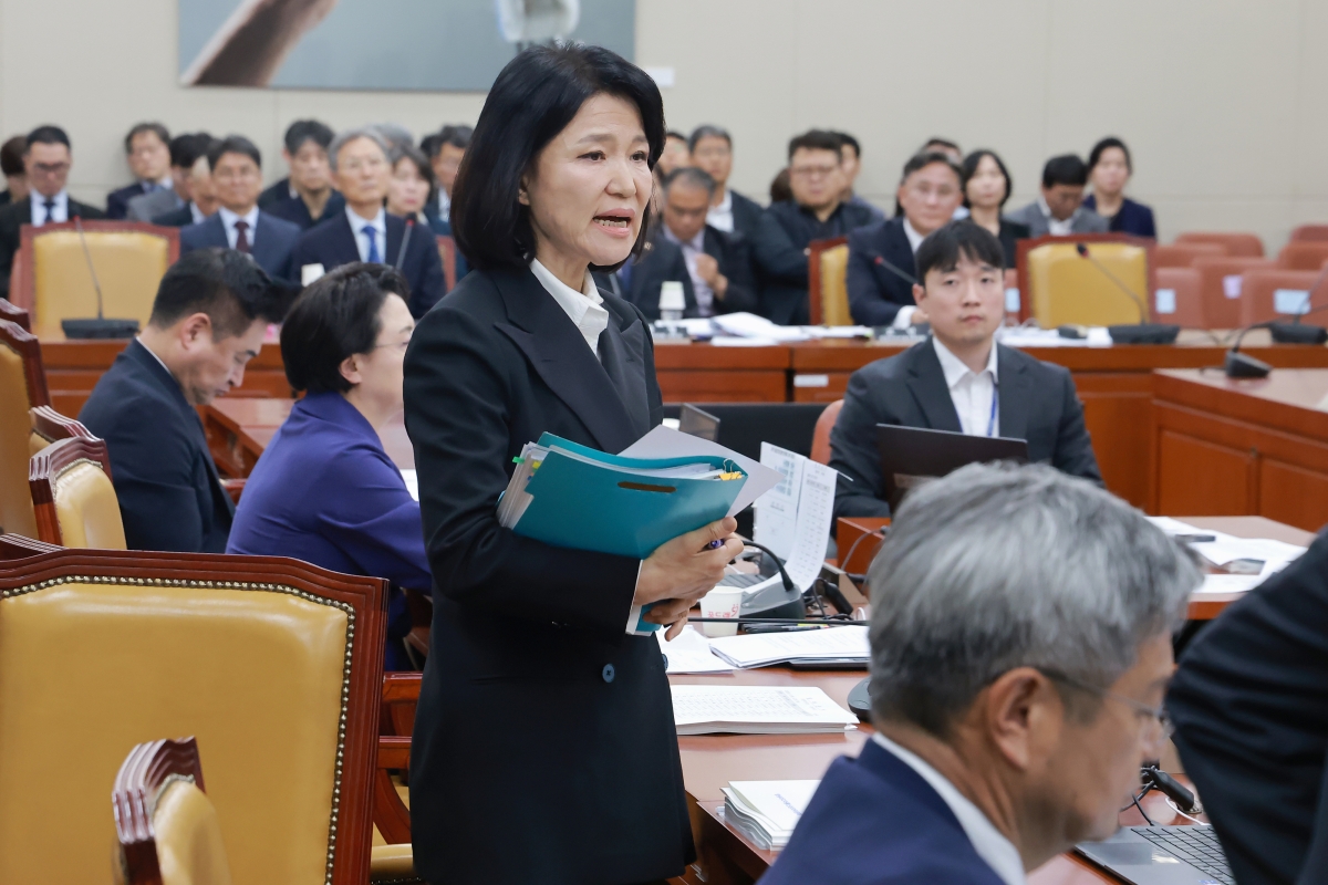 12일 국회 과학기술정보방송통신위원회에서 열린 방송미디어통신위원회 등에 대한 국정감사에서 과방위원장인 더불어민주당 송기헌 의원이 ‘2026년도 국정감사 국민의힘 이진숙 의원 제척의 건’을 의사일정에 추가하자 이 의원이 항의하고 있다. 연합뉴스