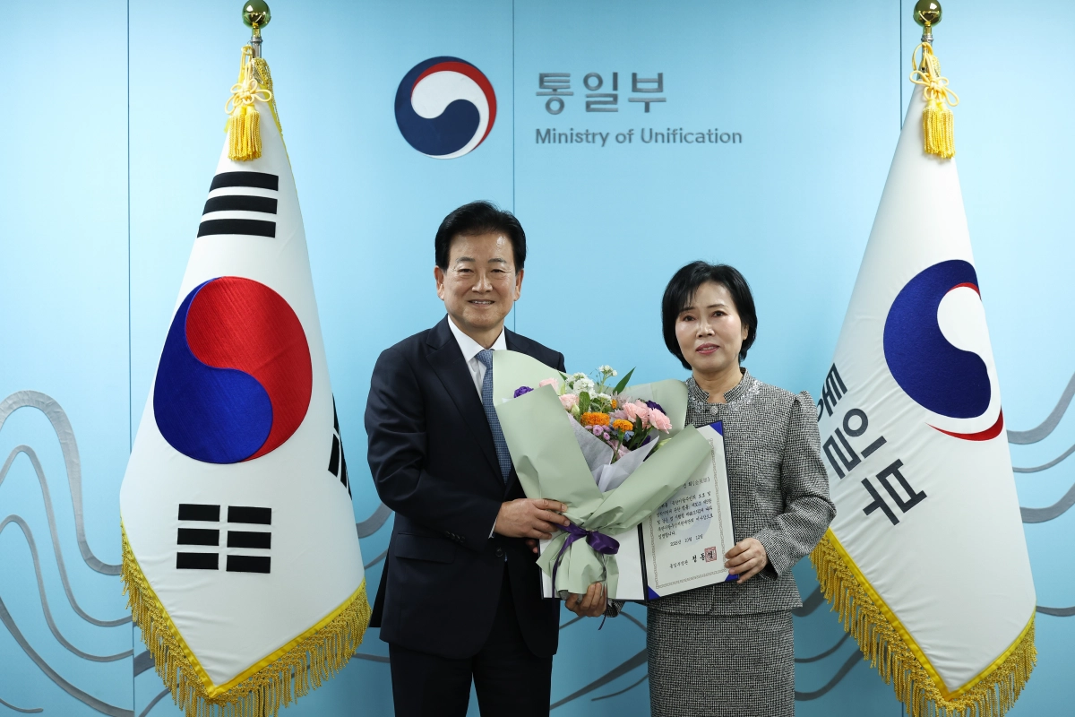 정동영(왼쪽) 통일부 장관이 12일 김영희 전 산업은행 수석연구원에게 북한이탈주민지원재단 이사장 임명장을 수여한 뒤 기념 촬영하고 있다. 연합뉴스