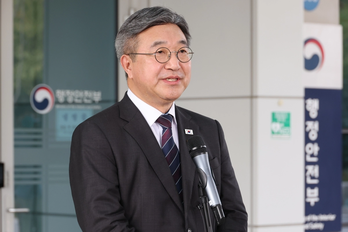 윤호중 행정안전부 장관이 12일 정부세종청사로 출근하며 임은정 광주지방중대범죄수사청장에 대한 감찰 지시와 관련한 취재진 질문에 답하고 있다. 임 청장은 김지용 초대 중수청장 후보자가 과거 대검 감찰 업무 당시 성폭력 의혹 감찰 요청을 묵살했다며 “반면교사로 삼아야 할 사람”이라고 공개 비판해 왔다. 이에 대한 감찰을 지시한 윤 장관은 “직위를 이용한 정치 행동은 아닐지에 대해 감찰을 하라는 지시를 한 것”이라고 설명했다. 세종 연합뉴스