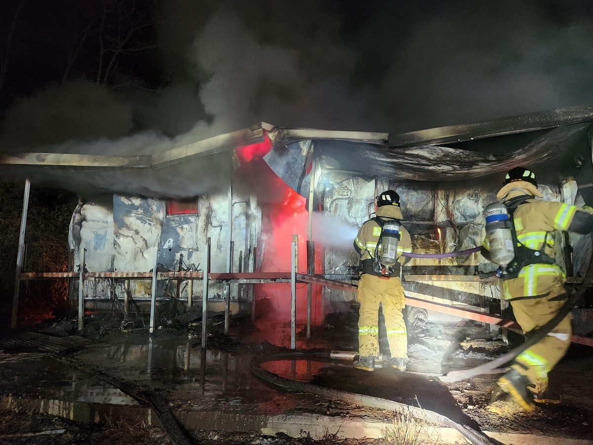13일 오전 4시 29분쯤 경북 성주군 용암면 한 돼지 축사에서 불이 나 소방 당국이 불을 끄고 있다. 경북소방본부 제공