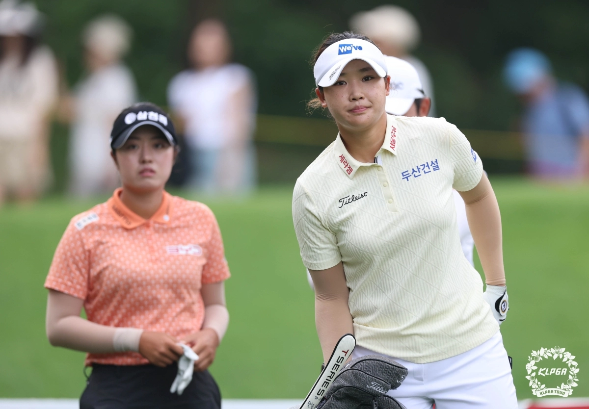 상금 1위 김민솔(오른쪽)과 대상 1위 서교림이 경기 도중 같은 방향을 바라보고 있다. 둘은 오는 16일부터 사흘 동안 경기 이천시 H1클럽(파72)애서 열리는 아이스버그골프· 서울신문 오픈에 나란히 출전한다. KLPGA 제공.