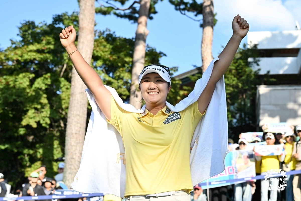 유해란이 지난 4일 KLPGA투어 하이트진로 챔피언십에서 우승한 뒤 환호하고 있다. 유해란은   아이스버그골프· 서울신문 오픈에서  강력한 우승 후보로 꼽힌다. KLPGA 제공.