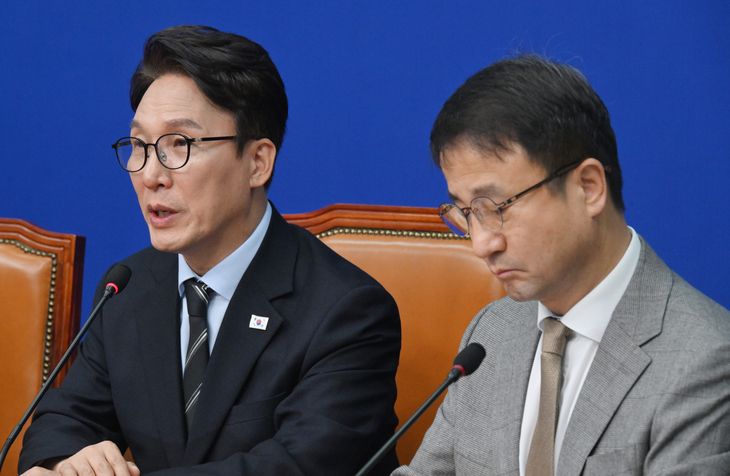 김민석 더불어민주당 대표가 지난 12일 국회에서 열린 최고위원회의에서 발언하고 있다. 오른쪽은 한병도 원내대표. 안주영 전문기자