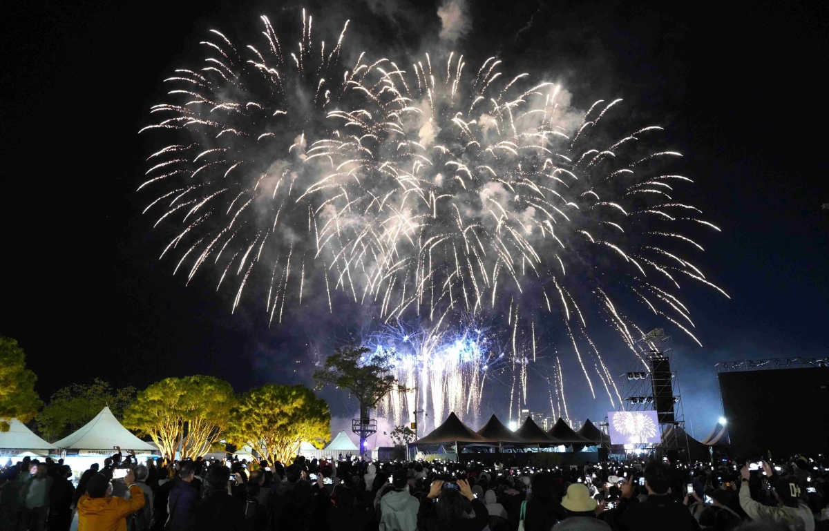 ‘2026 나주영산강축제’ 개막을 축하하는 불꽃쇼가 영산강의 밤하늘을 화려하게 수놓고 있다. 나주시 제공