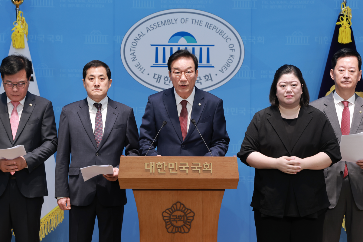 국회 정무위원회 야당 간사인 국민의힘 서일준 의원 등 국민의힘 정무위원들이 13일 국회 소통관에서 전날 국정감사에서의 주병기 공정거래위원장 답변과 관련해 주 위원장 사퇴 촉구 기자회견을 하고 있다. 연합뉴스