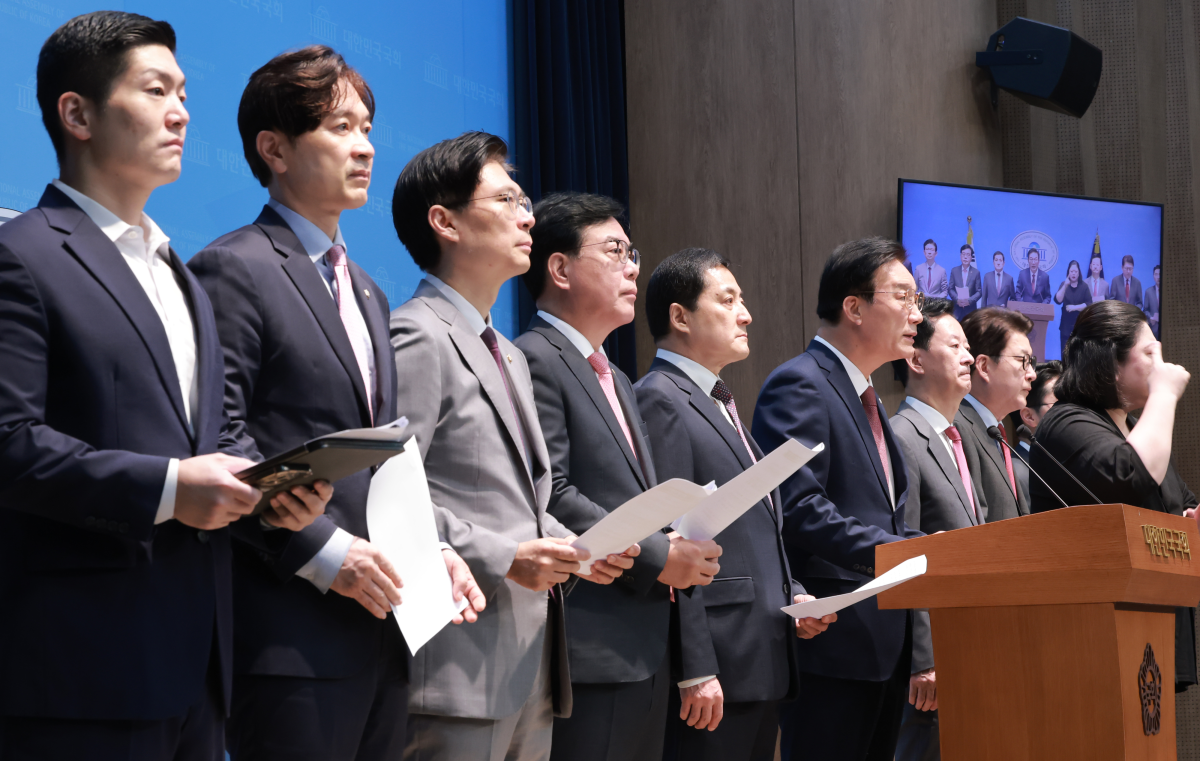 국회 정무위원회 야당 간사인 국민의힘 서일준 의원 등 국민의힘 정무위원들이 13일 국회 소통관에서 전날 국정감사에서의 주병기 공정거래위원장 답변과 관련해 주 위원장 사퇴 촉구 기자회견을 하고 있다. 연합뉴스