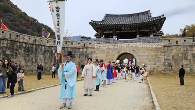 지난해 열린 ‘문경새재 합격의길 명소화 사업’ 의 하나로 개최된 장원급제 행렬. 문경시 제공