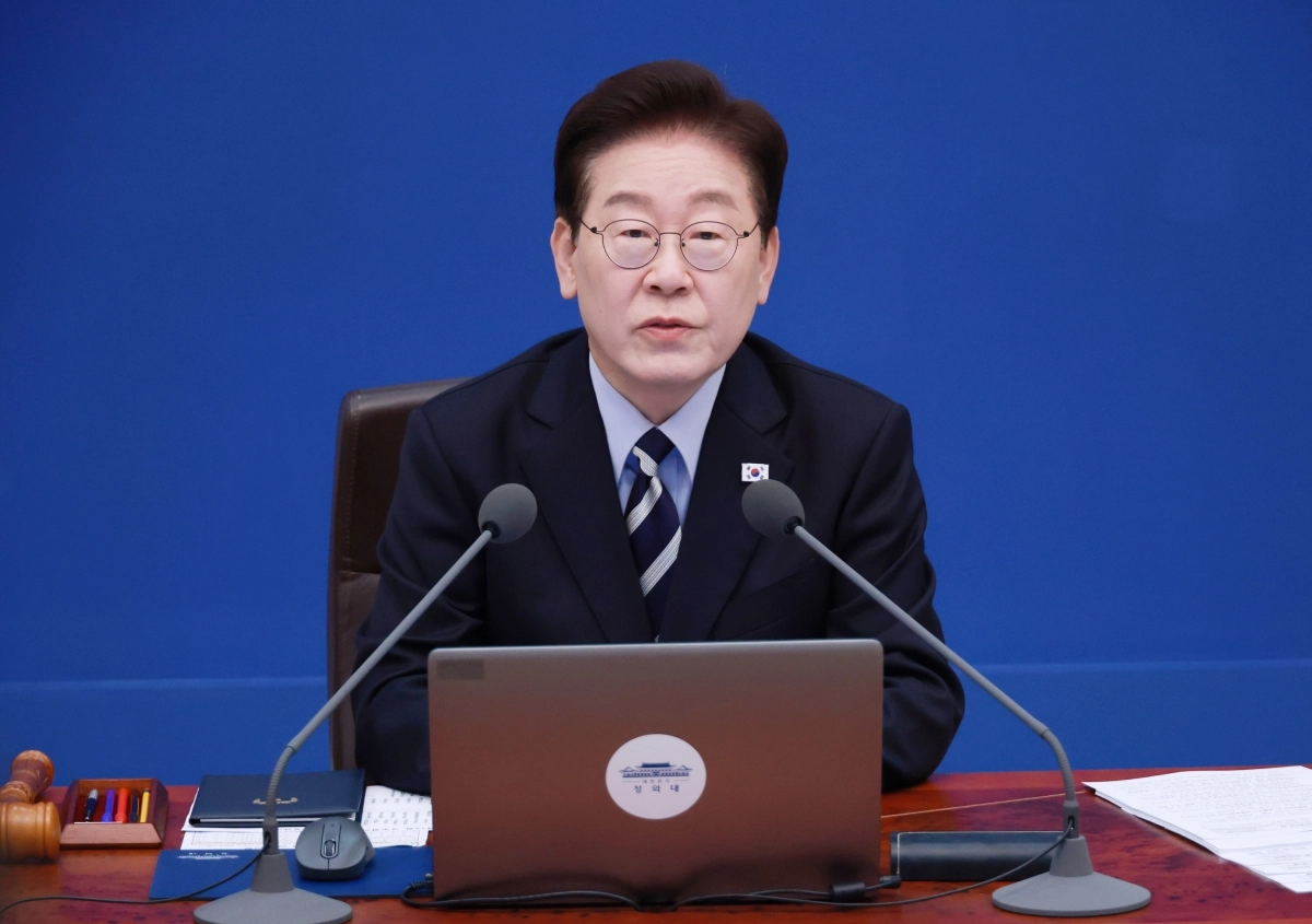 국무회의 발언하는 이 대통령