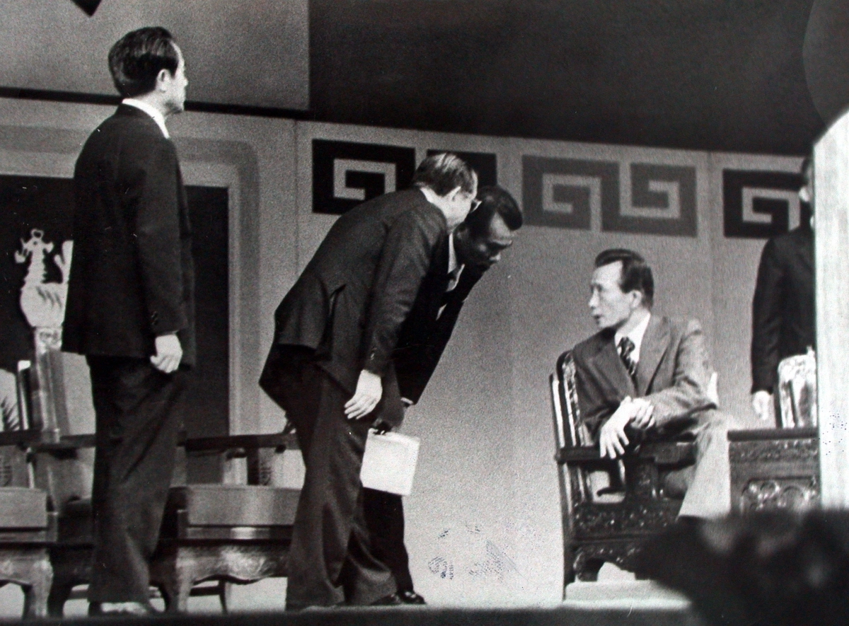 박정희 대통령이 1974년 8월 15일 서울 국립극장에서 열린 제29주년 광복절 기념식에서 참모들과 대화하고 있다. 이날 박 전 대통령의 부인 육영수 여사는 문세광의 총격을 받아 숨졌다. 연합뉴스·서울신문 DB