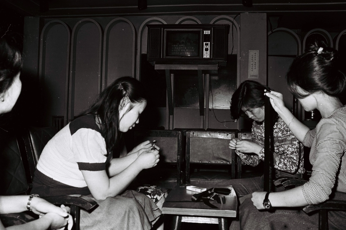 1974년 8월 16일 서울 태평로 프레스 살롱 다방에서 종업원들이 육 여사의 죽음을 애도하며 손님들에게 달아줄 검은 리본을 만들고 있다. 서울신문 DB