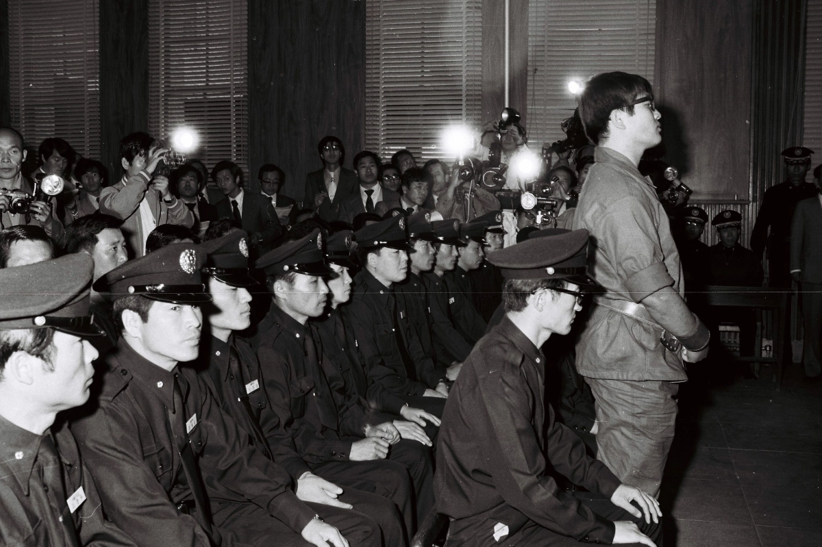 박 대통령 저격 사건의 범인 문세광이 1974년 10월 7일 서울형사지법에서 열린 첫 공판에서 가죽 수갑을 차고 포박된 채 피고인석에 서 있다. 서울신문 DB