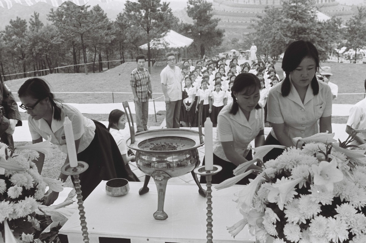 동양여자고등학교 학생들이 1974년 8월 25일 서울 동작동 국립묘지에 있는 육 여사의 묘소를 찾아 분향하고 있다. 서울신문 DB