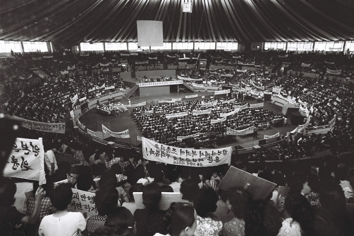 서울 시내 어머니회와 어머니교실 회원 1만여명이 1974년 8월 28일 서울 장충체육관에서 육영수 여사를 추모하고 북한을 규탄하는 궐기대회를 열었다. 서울신문 DB