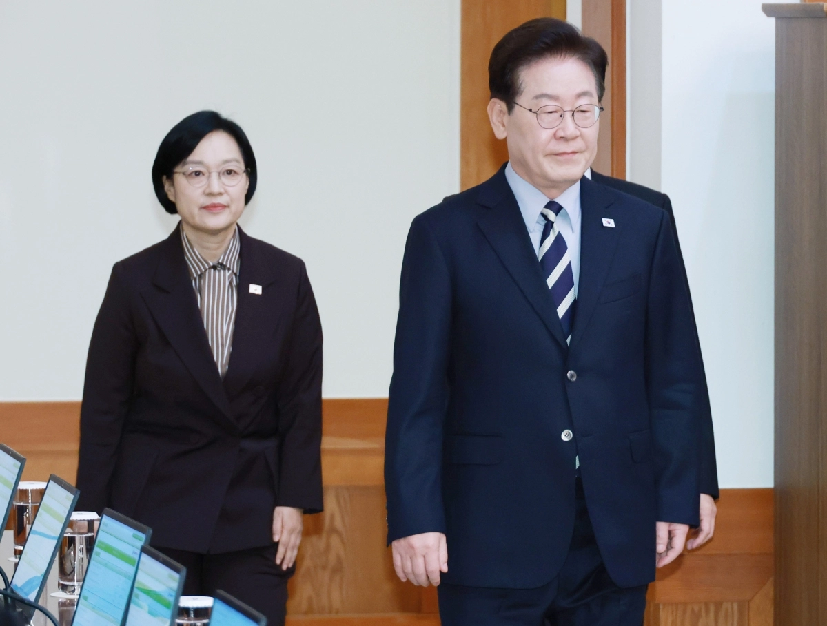 국무회의 입장하는 이 대통령