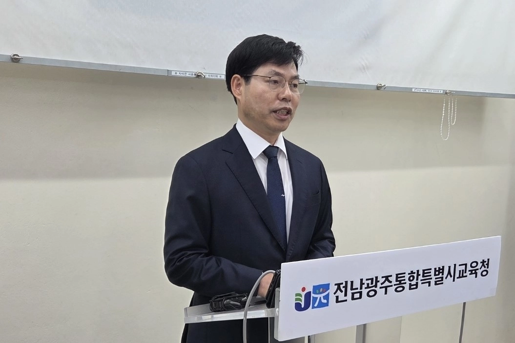 박철영 전남광주통합교육청 학교교육국장이 13일 오전 광주청사 기자실에서 서·논술형 평가 도입과 관련한 교육청의 입장을 설명하고 있다.