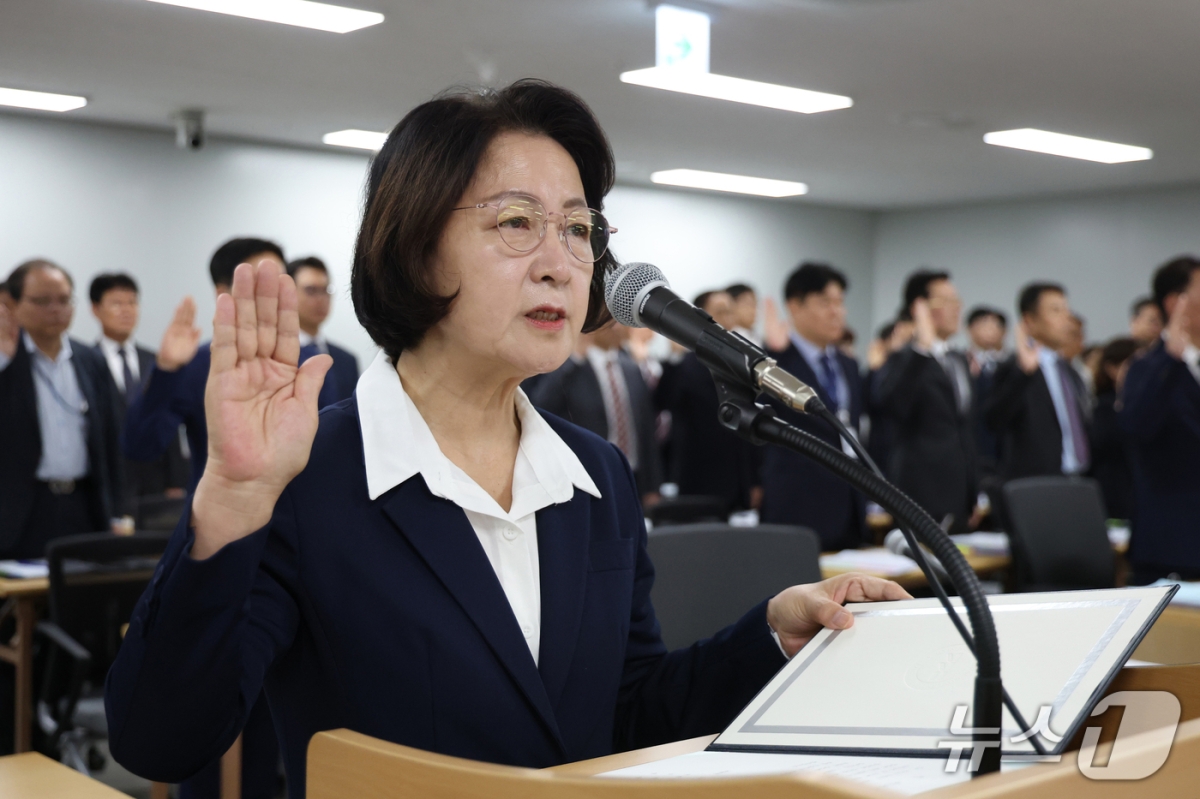 추미애 경기도지사가 13일 경기 수원시 영통구 경기도청에서 열린 국회 행정안전위원회의 경기도에 대한 국정감사에서 증인선서를 하고 있다. 뉴스1