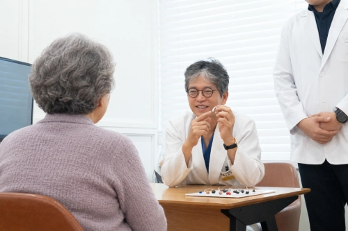 이비인후과 전문의 김성근 원장(김성근이비인후과)이 고령환자에게 난청 및 그에 따른 질환,  보청기 착용 등에 대해 설명하고 있다.
