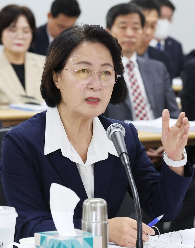 13일 경기도청에서 열린 국회 행정안전위원회의 경기도 국정감사에서 추미애 경기도지사가 위원 질의에 답변하고 있다. 연합뉴스