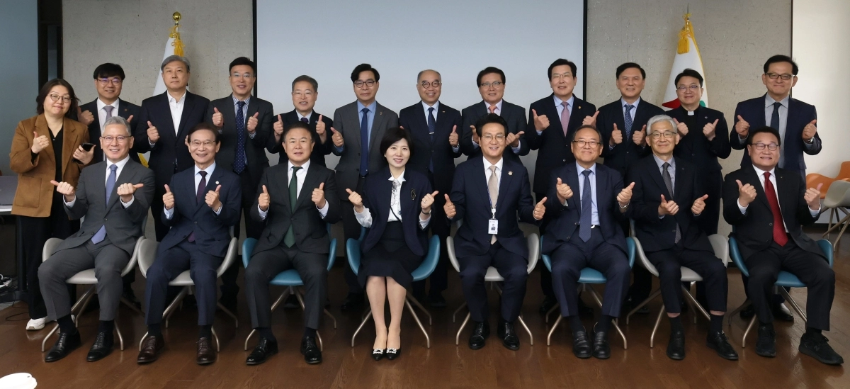 안민석 경기도교육감과 경인지역대학총장협의회 21개 대학교 총장이 경기교육 상생협력 방안을 논의하고 기념 촬영을 하고 있다. 경기도교육감 제공