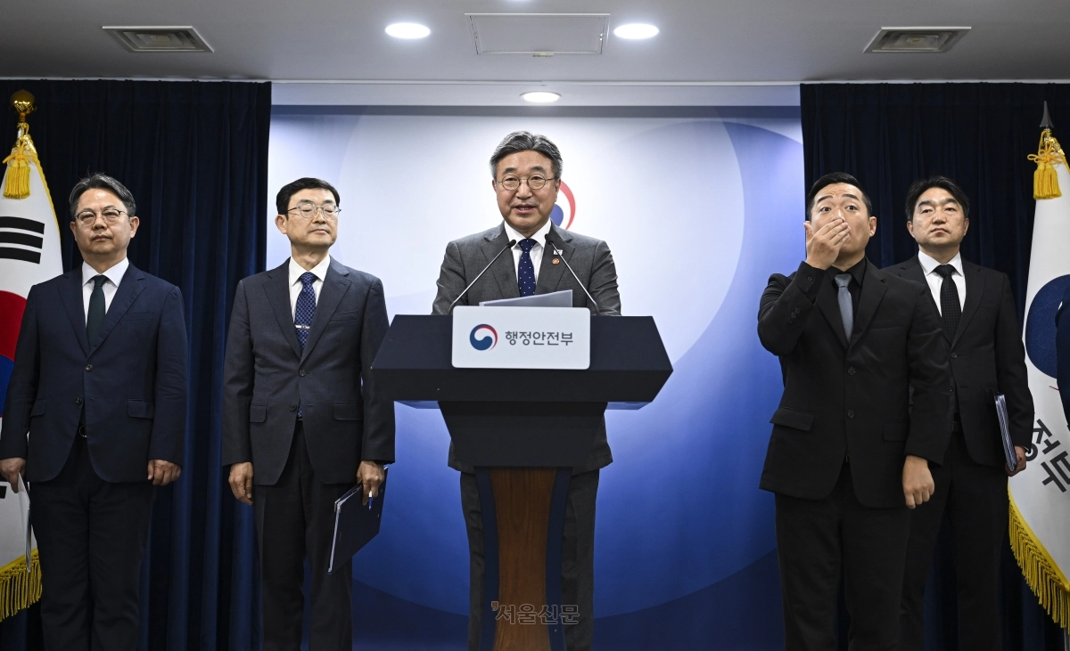 윤호중 행정안전부 장관이 13일 서울 종로구 정부서울청사에서 2차 중앙행정기관 이전 계획을 발표하고 있다. 정부는 2027년부터 법무부, 외교부, 국방부 등 수도권 소재 중앙행정기관 44곳을 2031년까지 단계적으로 세종으로 이전할 계획이다. 2026.10.13 이지훈 기자