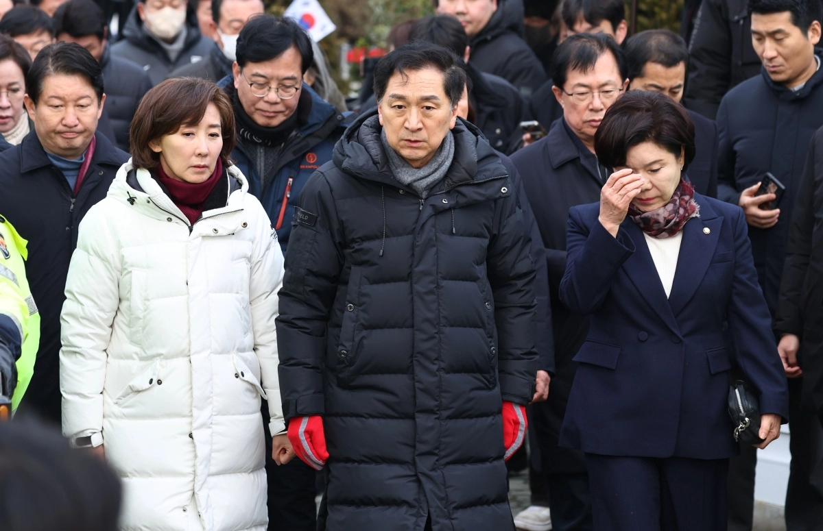 국민의힘 김기현, 나경원 의원을 비롯한 의원들이 지난해 1월 서울 용산구 대통령 관저 앞에서 입장발표를 위해 취재진 앞으로 이동하고 있다. 연합뉴스