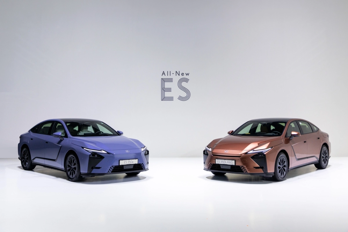 렉서스 ‘올 뉴 ES 350e’(왼쪽)와 올 뉴 ES 350h. 렉서스코리아 제공