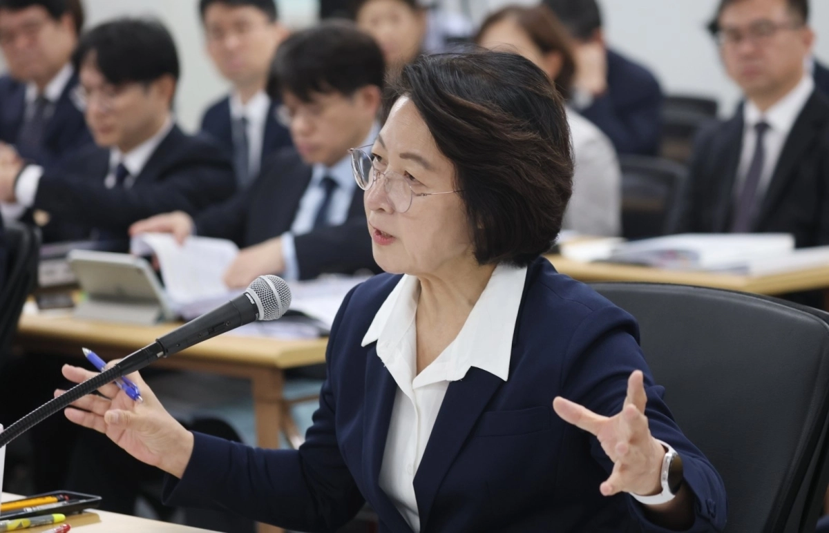 추미애 경기도지사가 13일 경기도청에서 열린 국회 행정안전위원회의 경기도에 대한 국정감사에서 의원 질의에 답하고 있다. 뉴스1