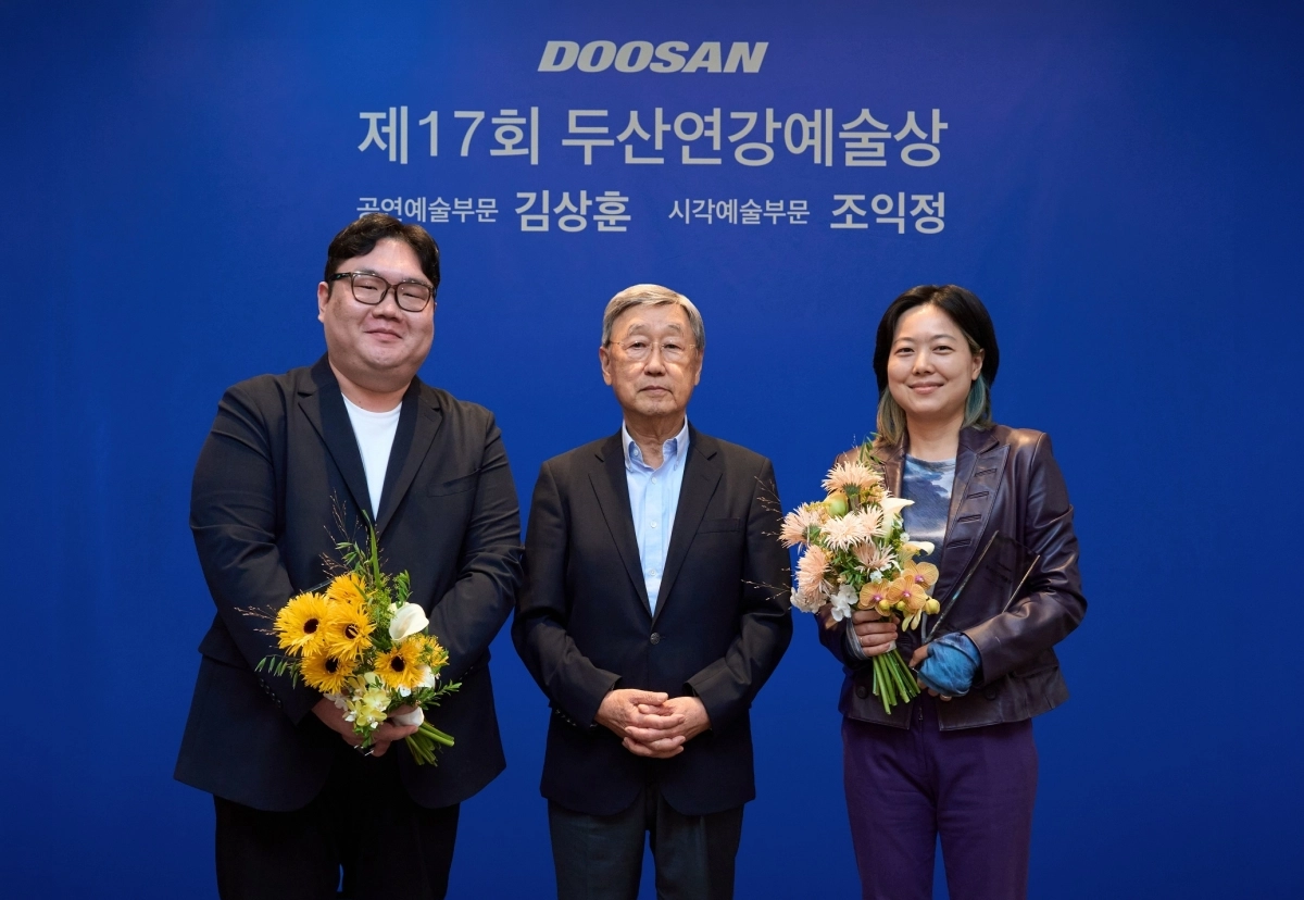 13일 더그랜드롯데 서울에서 열린 제17회 두산연강예술상 시상식에서 박용현(가운데) 두산연강재단 이사장이 공연예술 부문 수상자 김상훈(왼쪽) 작·연출가, 시각예술 부문 수상자 조익정(오른쪽) 작가에게 상을 수여한 뒤 기념촬영을 하고 있다. 두산연강재단 제공