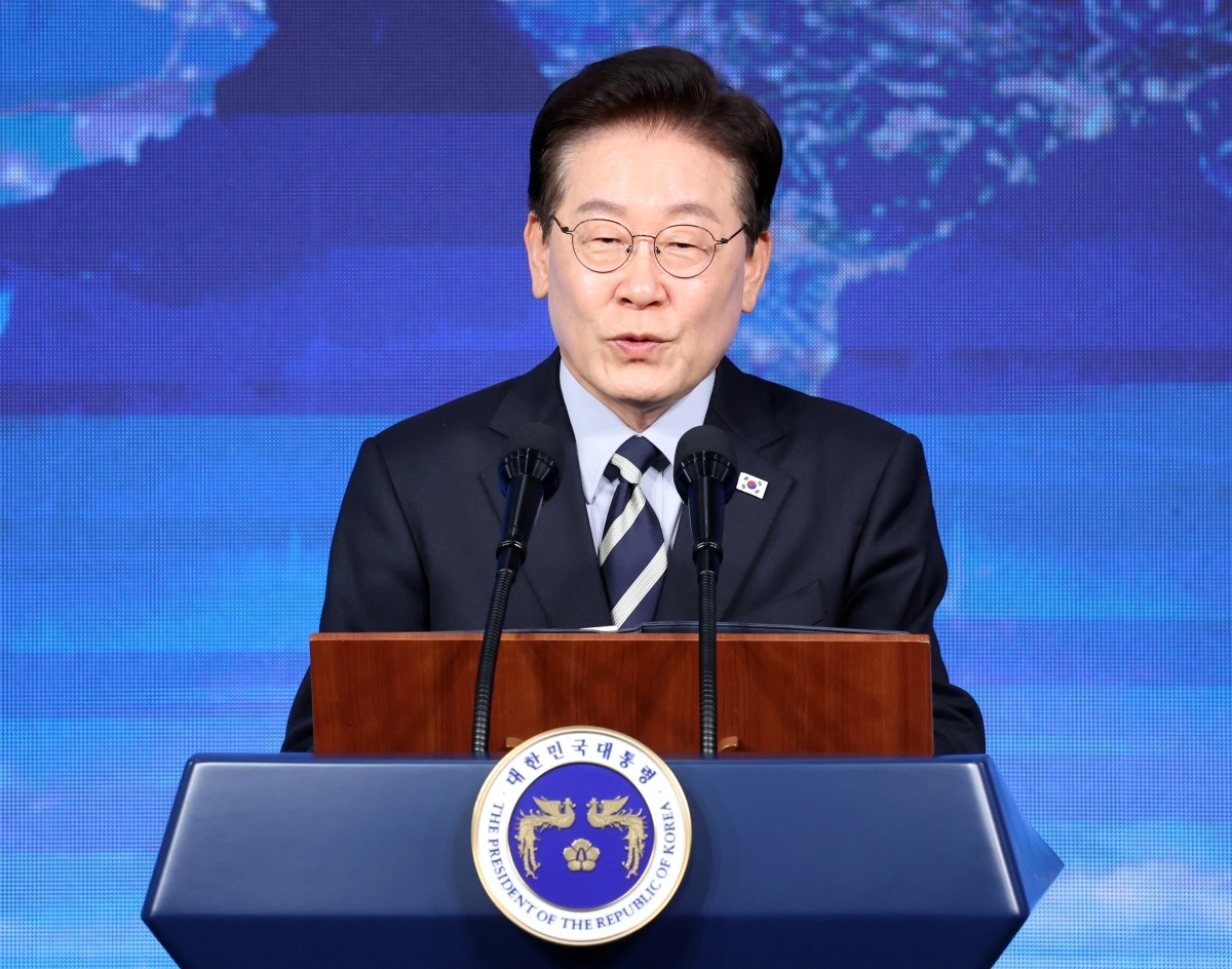 이재명 대통령이 13일 부산에서 열린 북극항로 시범운항 환영식에서 격려사를 하고 있다. 2026.10.13 부산 연합뉴스