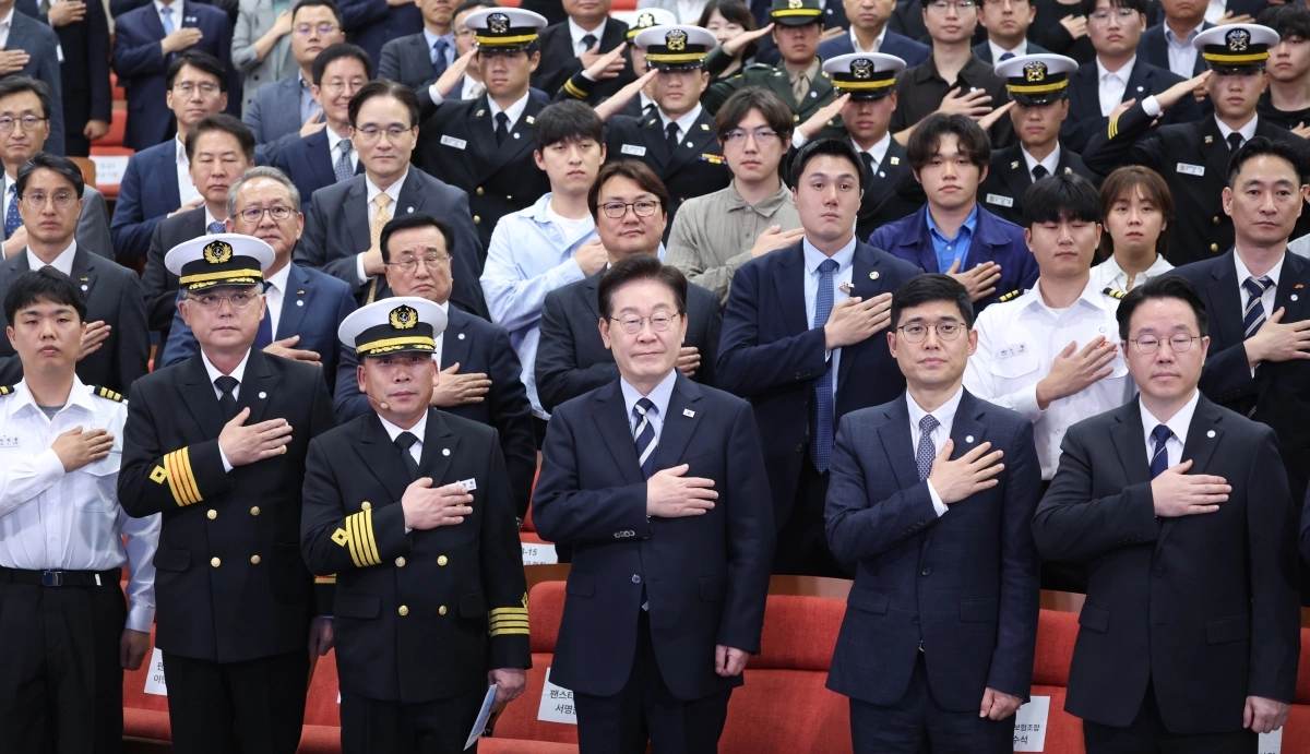 이재명 대통령이 13일 부산에서 열린 북극항로 시범운항 환영식에서 국기에 경례하고 있다. 2026.10.13 부산 연합뉴스