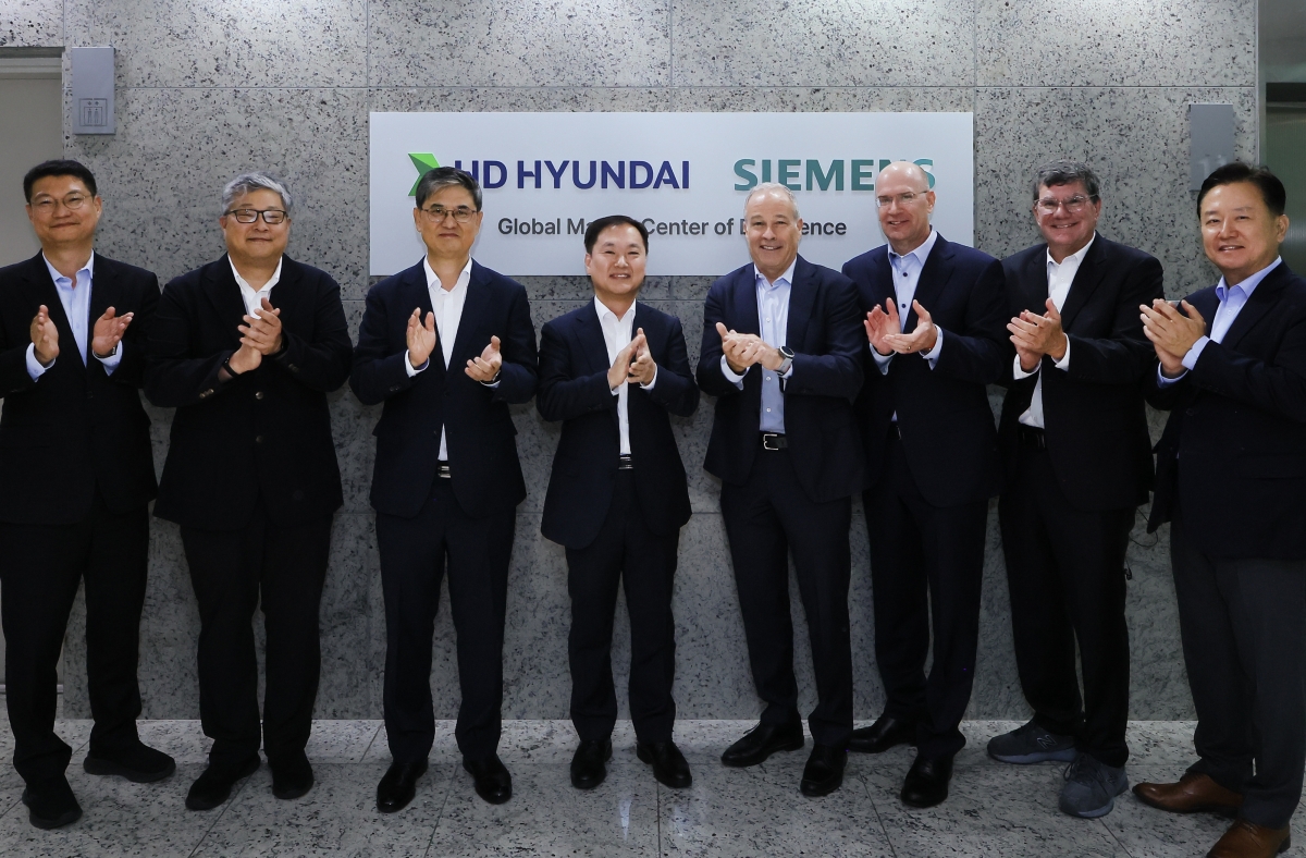 HD현대가 13일 부산 해운대구에서 지멘스와 함께 글로벌마린센터 개소식을 갖고 기념 촬영을 하고 있다. 왼쪽 네 번째부터 김형관 HD한국조선해양 대표와 로버트 존스 지멘스 최고수익책임자. HD현대 제공
